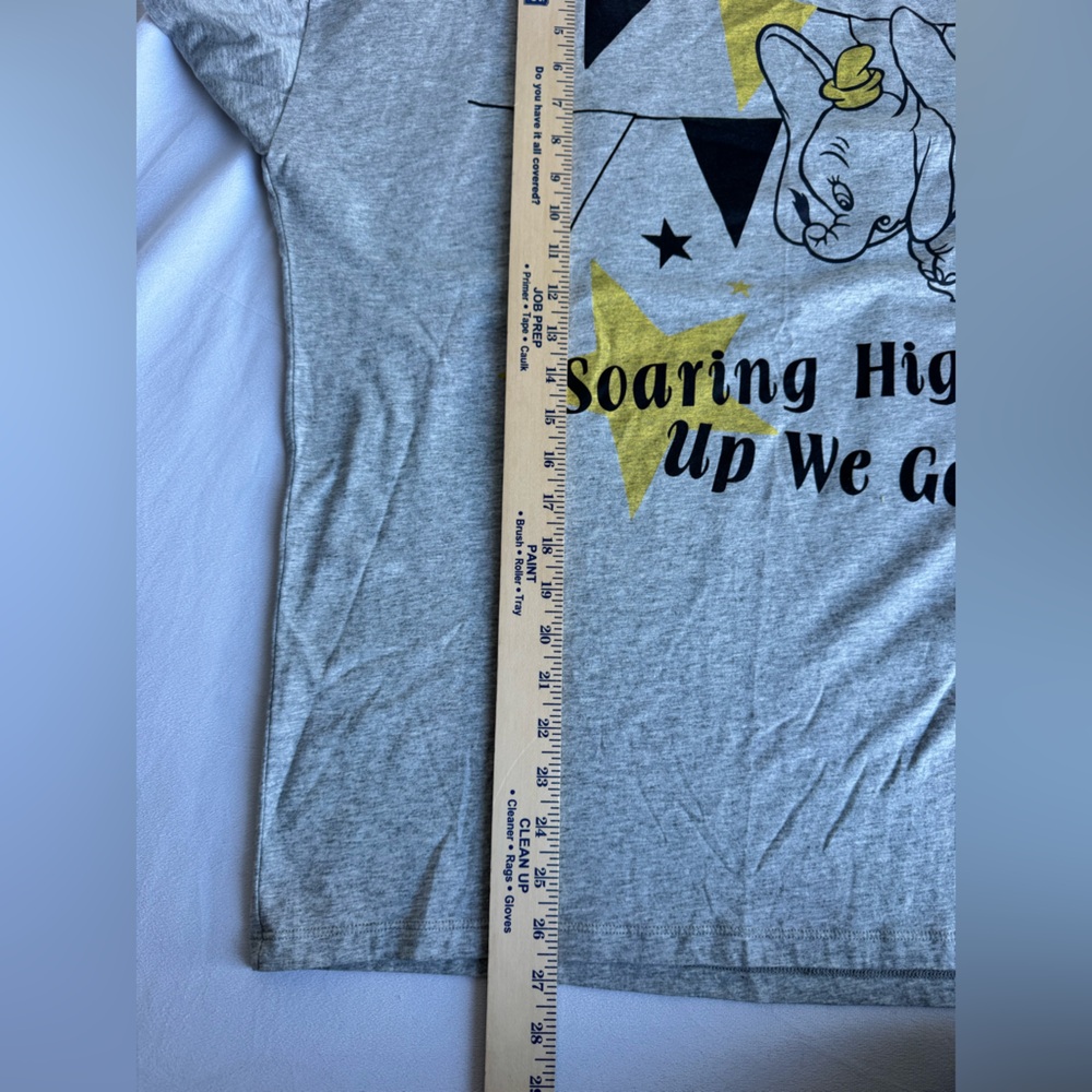UNIQLO Disney Dumbo Crows XL Gray Yellow Soaring High Up We Go‎ Flags Cotton - Picture 7 of 7
